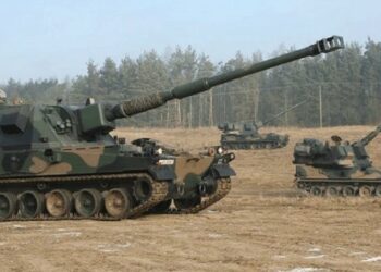 Залужний показав роботу польських самохідних гаубиць AHS Krab