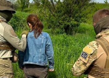 СБУ ​затримала жінку, яка передавала ворогу позиції ЗСУ біля Слов’янська і Краматорська