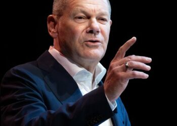 Шольц різко відповів німецьким критикам надання зброї Україні