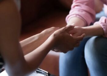 «Кожна історія дуже важка»: як благодійники допомагають українкам у кризових обставинах