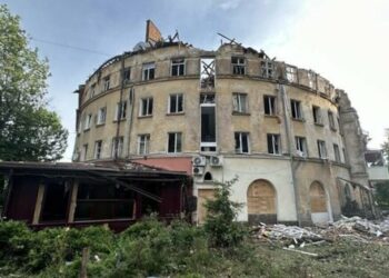 Мешканці зруйнованих ракетою будинків у Львові отримають щомісячну допомогу