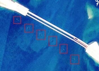 Окупанти затопили кілька барж, щоб захистити Кримський міст (фото)