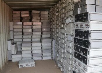 У військовій частині на Житомирщині аудит виявив тонни мікросхем із золотом та сріблом: фото