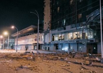 Росіяни завдали ракетних ударів по центральній частині Харкова, є постраждалі