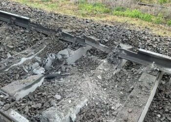 Російські обстріли пошкодили залізничний вокзал та колії у Херсоні, є зміни у графіку поїздів