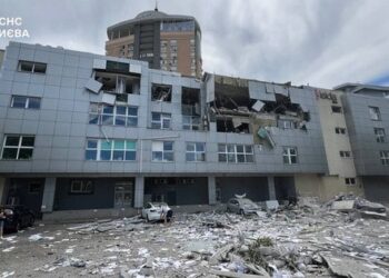 Росія під час повторного обстрілу завдала удару по пологовому у Києві