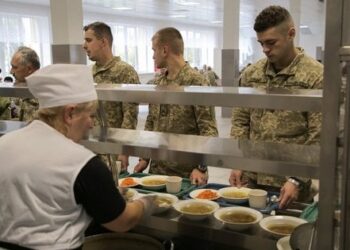 Пов'язана з оточенням Януковича фірма продовжить постачати продукти військовим