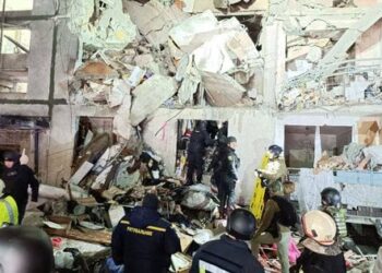 Росія вдарила керованою авіабомбою по девʼятиповерхівці в Харкові