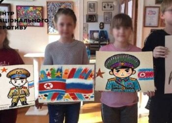 Росіяни змусили школярів в окупації малювати північнокорейським військовим листівки