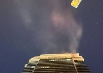 У Києві ворожі безпілотники пошкодили хмарочос на Печерську (фото)