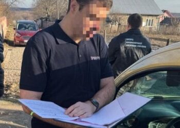 Голову сільради на Буковині підозрюють у розтраті 1,4 млн грн на закупівлі військового одягу