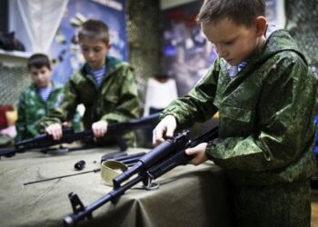 У Криму дітей змушують виготовляти деталі для російської зброї