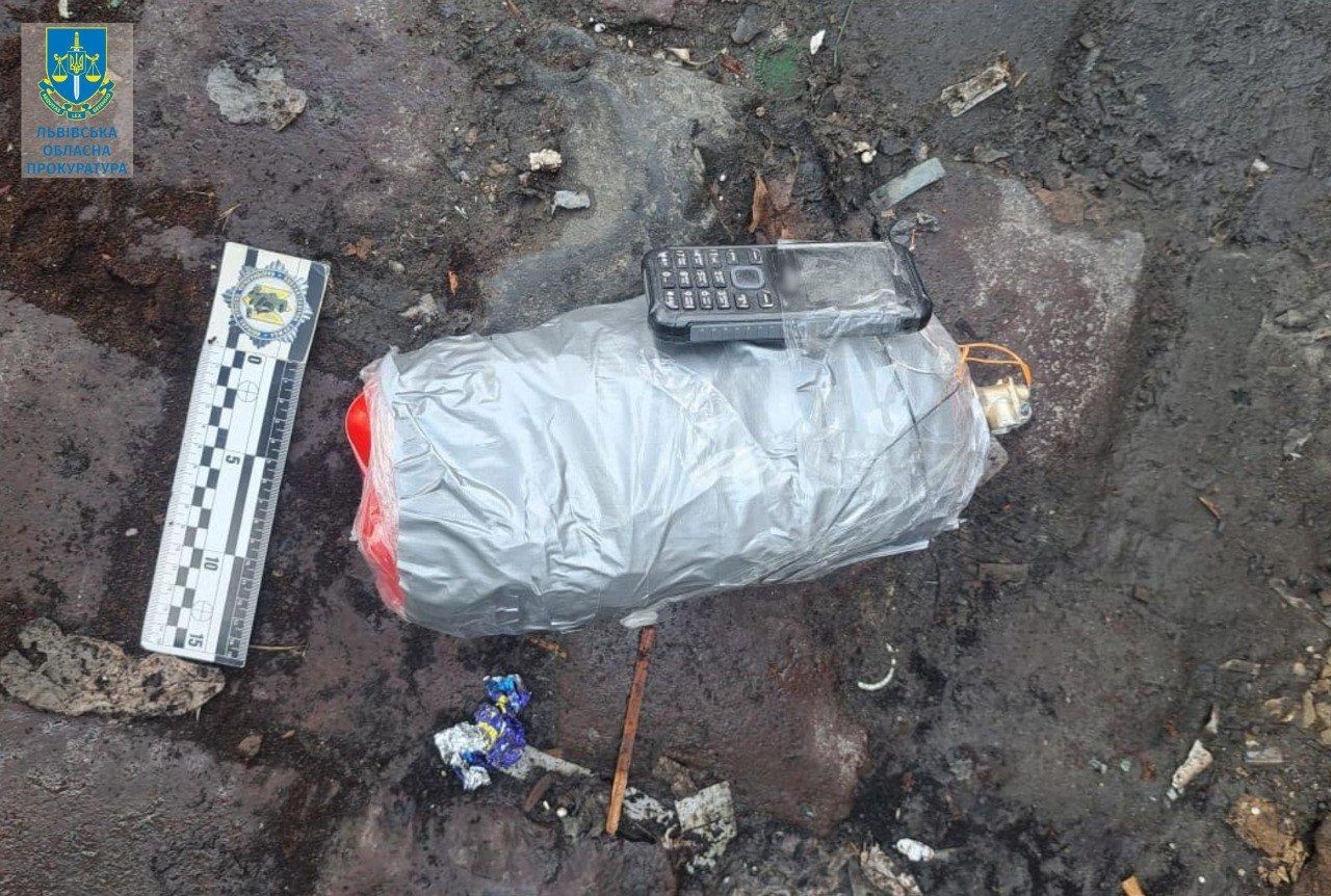 Bomba domowej roboty wykonana z amoniaku, materiału wybuchowego i innych związków chemicznych (fot. prokuratura)