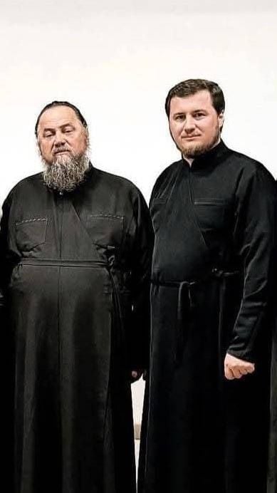 Sviashchennyk z Bukovyny zbyraie hroshi na rosiysku armiiu i blahoslovliaie