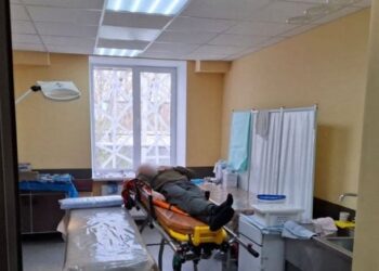 Російський дрон пошкодив гуртожиток в Нікополі, понад десяток постраждалих