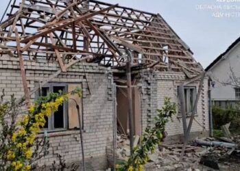 Внаслідок атаки на Херсон під завалами опинилась вагітна жінка з 1-річним сином