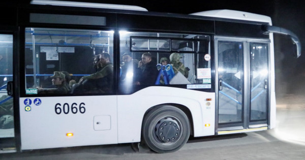 Autobusi sa ukrajinskim vojnicima polazli iz Azovstala – Rojters