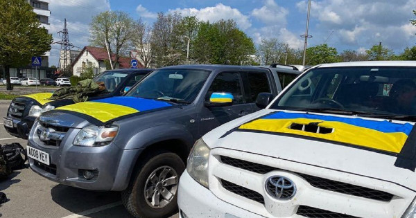 Britanski novinar Džeremi Klarkson predao SUV vozila Ukrajini