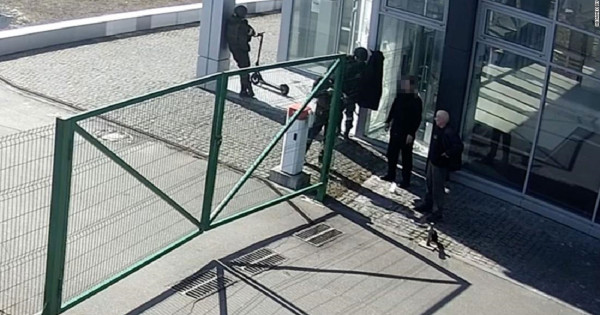 CNN objavio snimak na kojem Rusi pucaju na dva civila u regionu Kijeva
