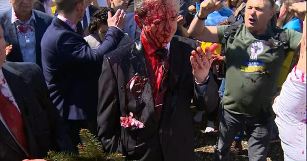 Ruski ambasador u Varšavi posut crvenom bojom