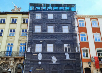 Specijalna zaštitna struktura postavljena je na kući Crnog grada u Lvivu