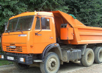 U Zaporožju ruska vojska KamAZ pomerila putnički automobil