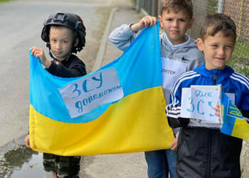 U regionu Lviva deca su postavila kontrolni punkt i prikupila novac za pancire za Oružane snage Ukrajine