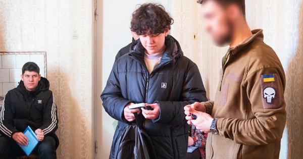 Vojnici Oružanih snaga Ukrajine sproveli kurseve bezbednosti mina za školarce