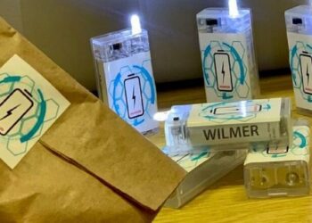 Львівські учні виготовили для ЗСУ ліхтарик, який світить півроку