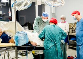 Травматолог  з Австралії  поділився з львівськими лікарями новою технологію протезування