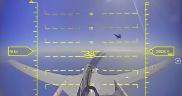 Російський винищувач намагався збити український Bayraktar над Чорним морем (відео)