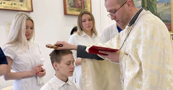 У дитячій лікарні Львова похрестили 16-річного підлітка з Бахмута