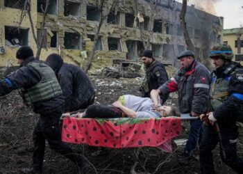 Фотографія з розбомбленого пологового в Маріуполі перемогла на World Press Photo 2023