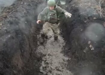 Генерал-полковник Сирський показав відео з окопів 92-ї бригади на передовій (відео)