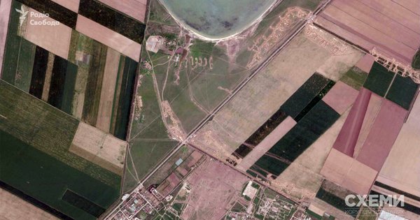 Росіяни на півночі Криму забрали з місць зберігання військову техніку (фото)