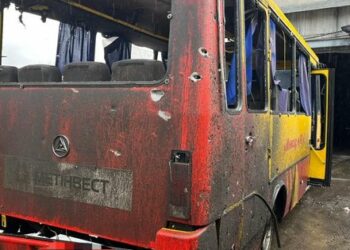 В Авдіївці росіяни обстріляли автобус, є загиблі та поранені