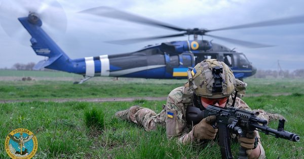 Українські розвідники отримали американський бойовий гелікоптер Black Hawk (відео)