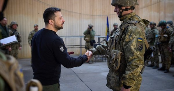 Зеленський відвідав передові позиції українських військових в Авдіївці