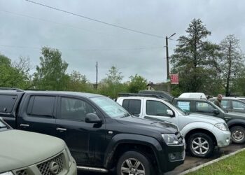 Британські фермери доставили на Львівщину 40 пікапів для ЗСУ