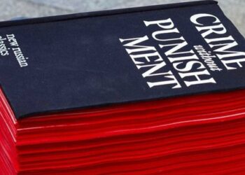 Воєнні злочини Росії описали у книзі на 6000 сторінок. Фото дня