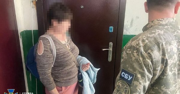 Біля Бахмута СБУ затримала ворожу інформаторку, яка «полювала» за українською ППО