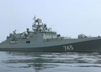 Окупанти намагаються замаскувати свій найпотужніший фрегат у Чорному морі від українських атак