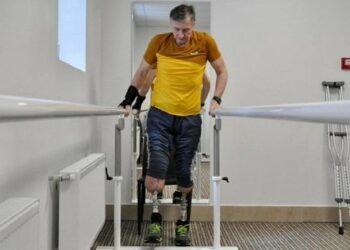 Хірурги центру «Незламні» повернули здатність ходити бійцеві, який втратив обидві ноги