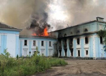 Росіяни касетними снарядами знищили палац культури на Донеччині (фото)