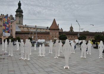 У центрі Львова виставили силуети вбитих Росією мирних українців