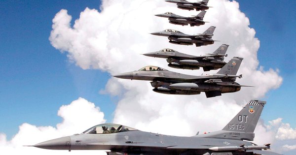 Екс-командувач сил НАТО пояснив, чому Захід досі не передав F-16 для України