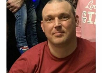 Внаслідок масштабної атаки на Старокостянтинів загинув рятувальник