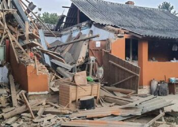 На Івано-Франківщині уламки від збитої ракети пошкодили приватний будинок