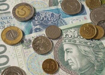 Україна почала виплачувати пенсії і соцвиплати біженцям в іноземній валюті