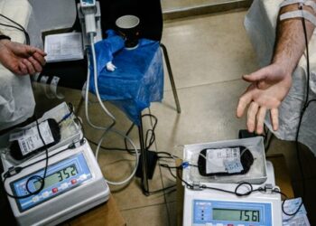 МОЗ дозволило бойовим медикам переливати кров до прибуття в госпіталі